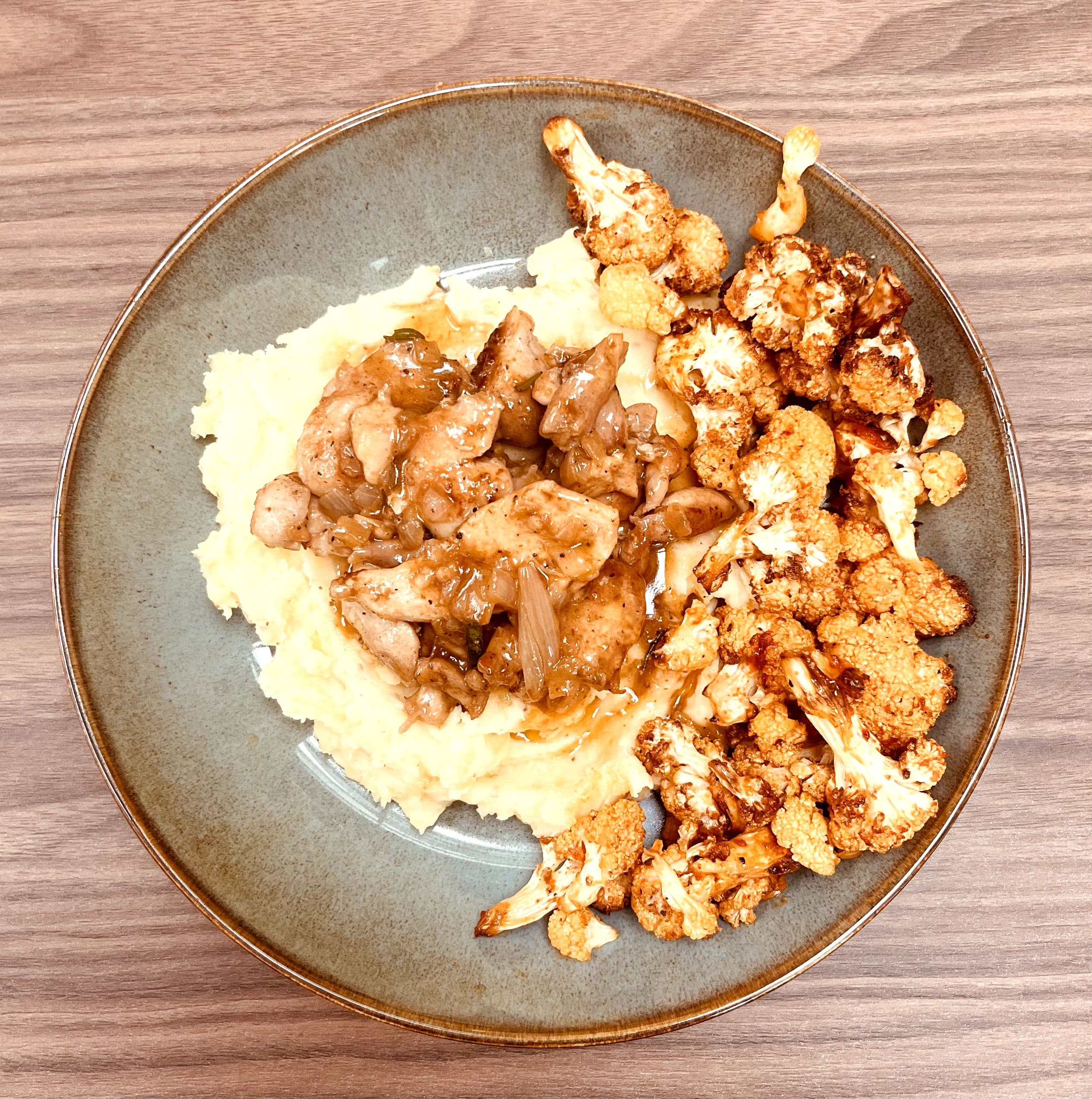 Kip in sinaasappel-cognac saus met geroosterde bloemkool en pastinaak-aardappelpuree