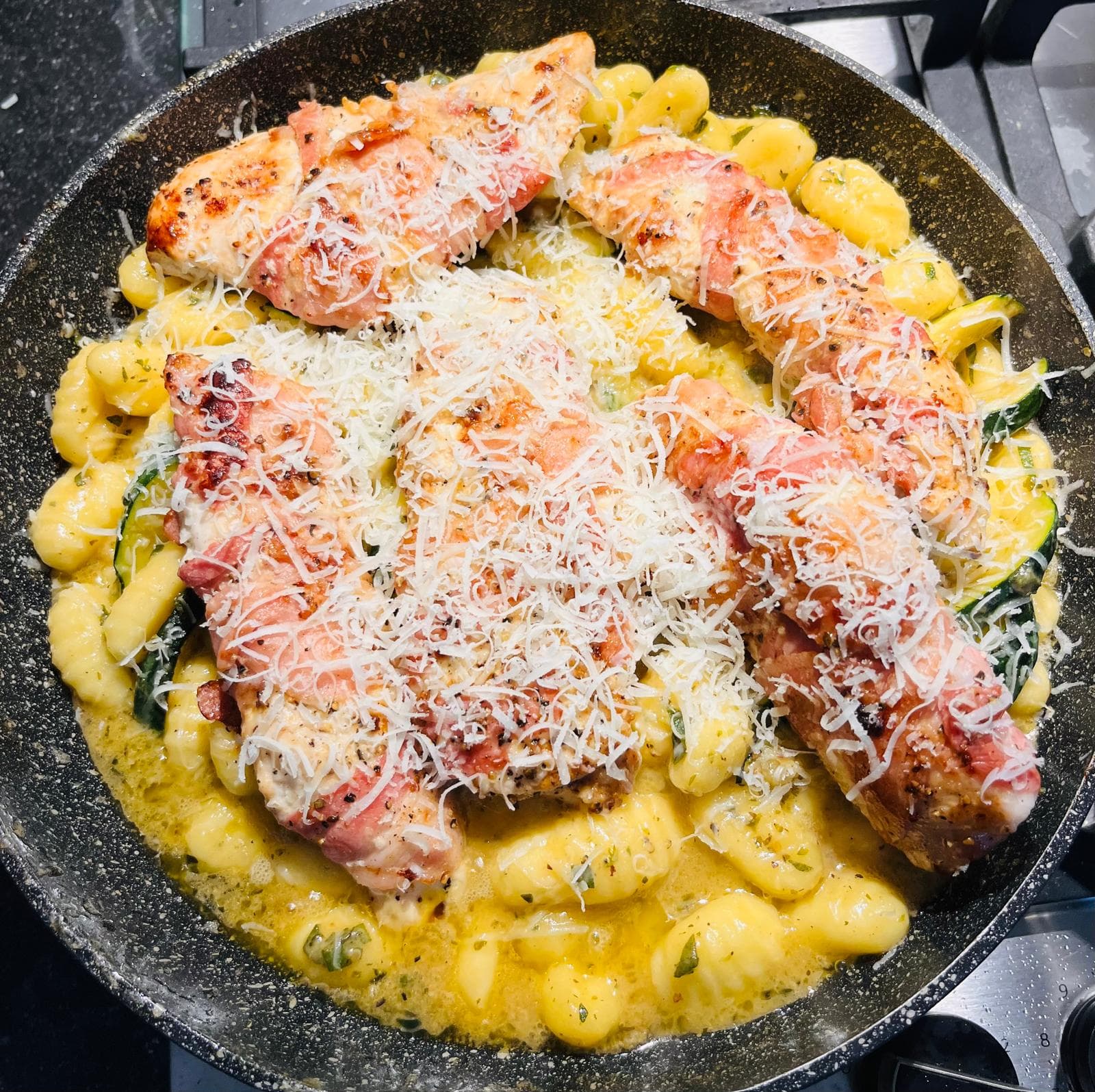 Gnocchi in salieboter met kip gewikkeld in bacon en courgette