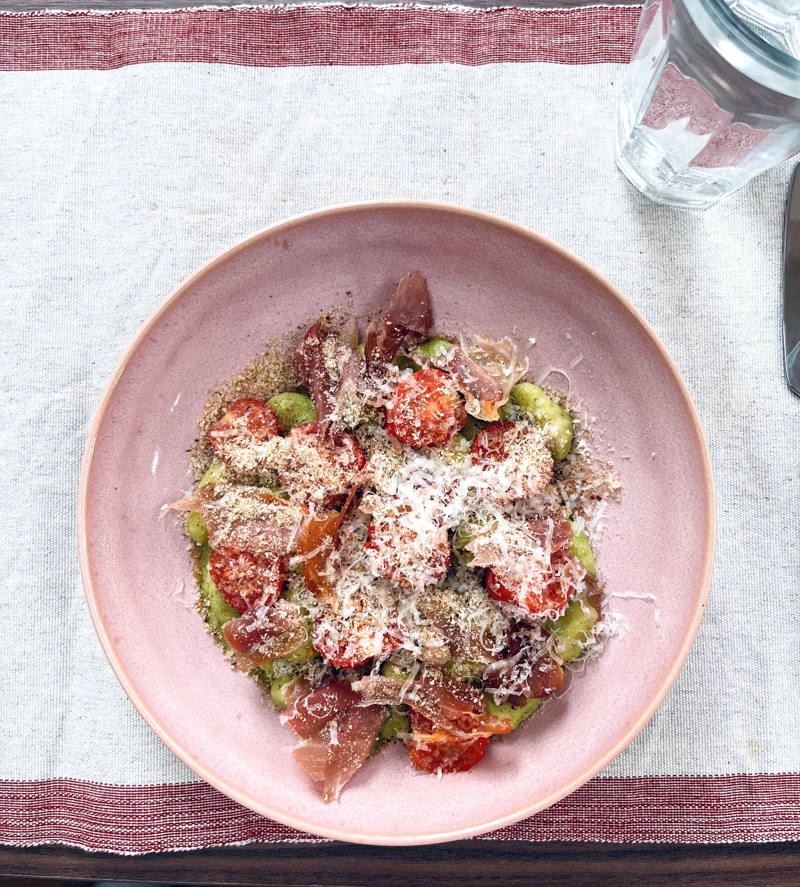 Gnocchi met zelfgemaakte pesto, parmaham en romaatjes