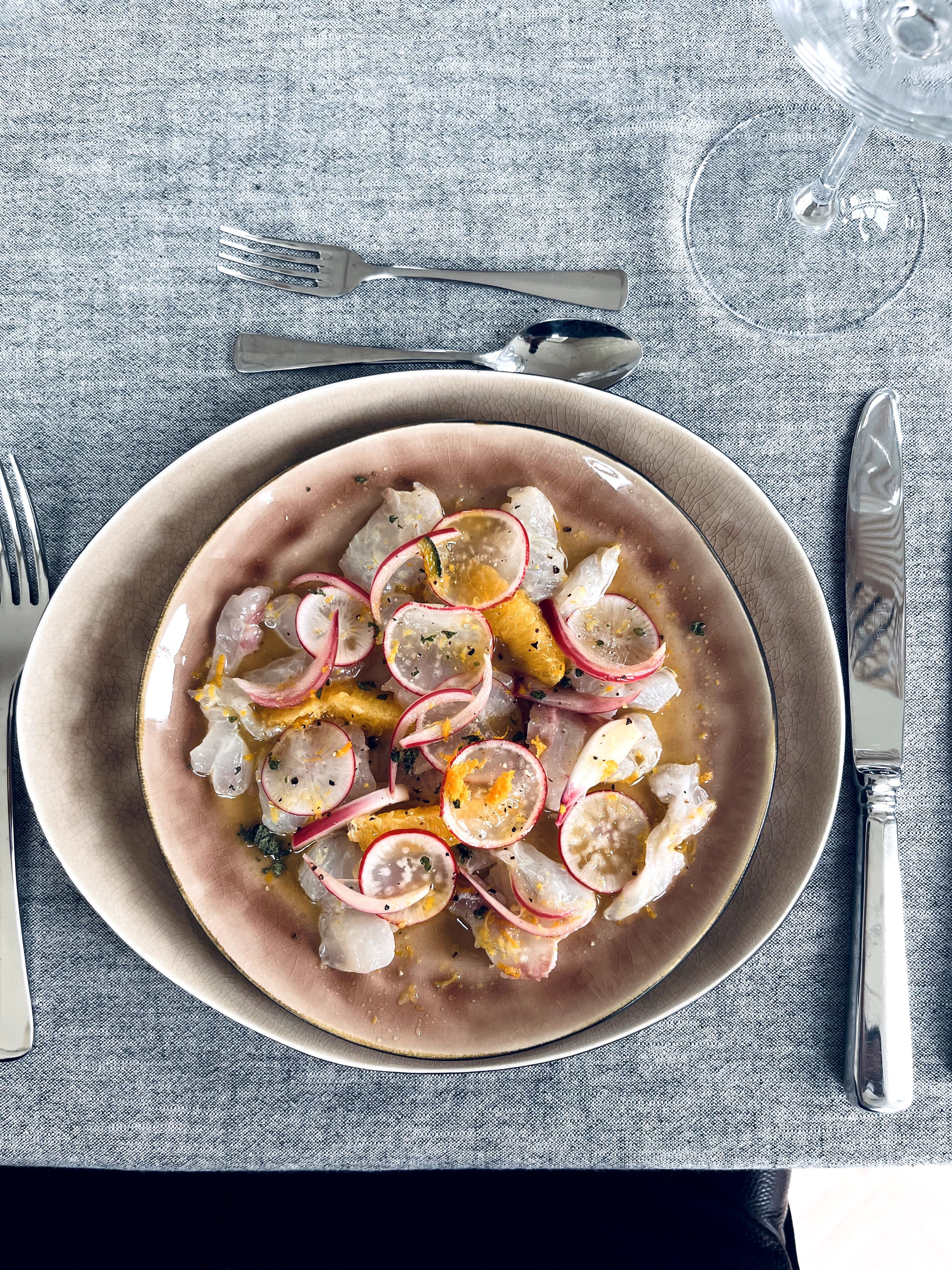 Dorade ceviche met radijsjes en bloedsinaasappel