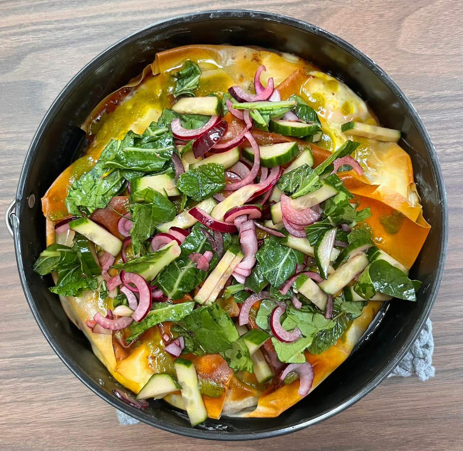 Filodeeg taart met slagersgehakt, harissa en een frisse salade