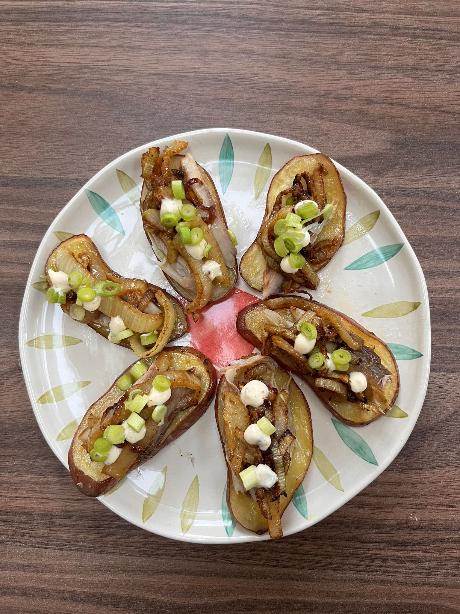 Hapje/amuse aardappelschijfje uit de oven met gekarameliseerde venkel, makreel, zelfgemaakte citroenmayonaise en lente-ui