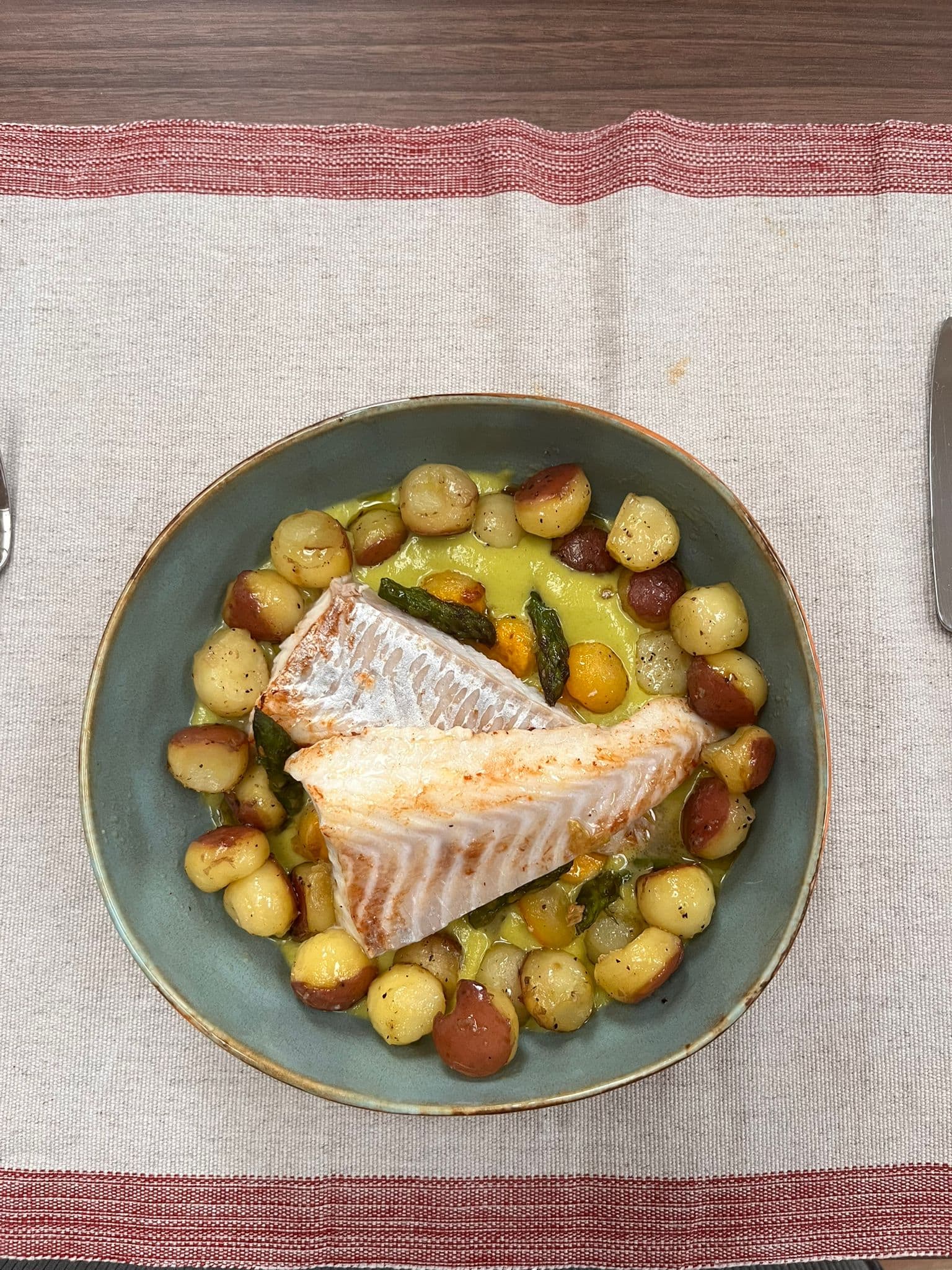 Asperges, gele courgette crème, kabeljauwfilet & Roseval aardappeltjes