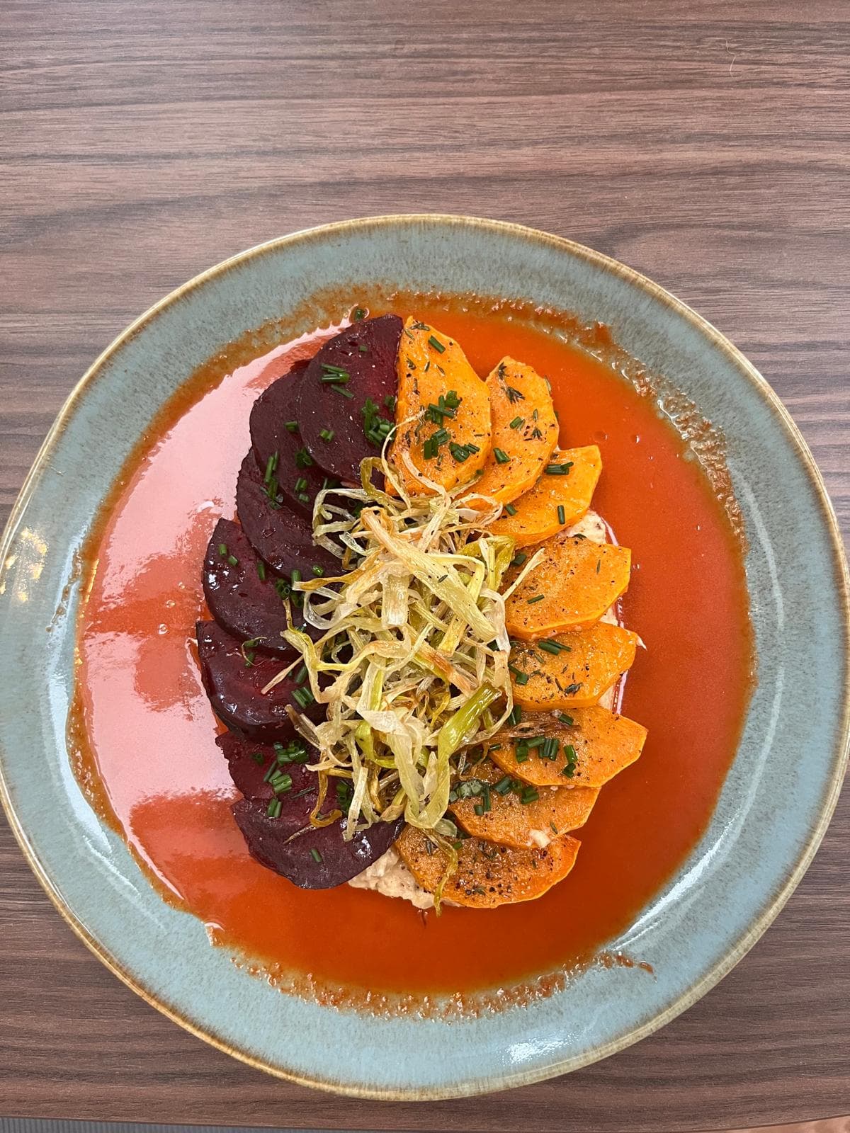 Bloemkoolpuree met geroosterde biet, flespompoen en een zoete paprika vinaigrette