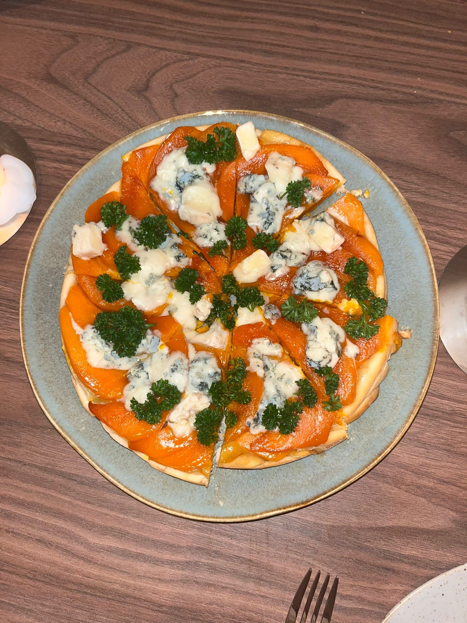 Pompoen tarte tatin, peterselie en Viking Blue kaas