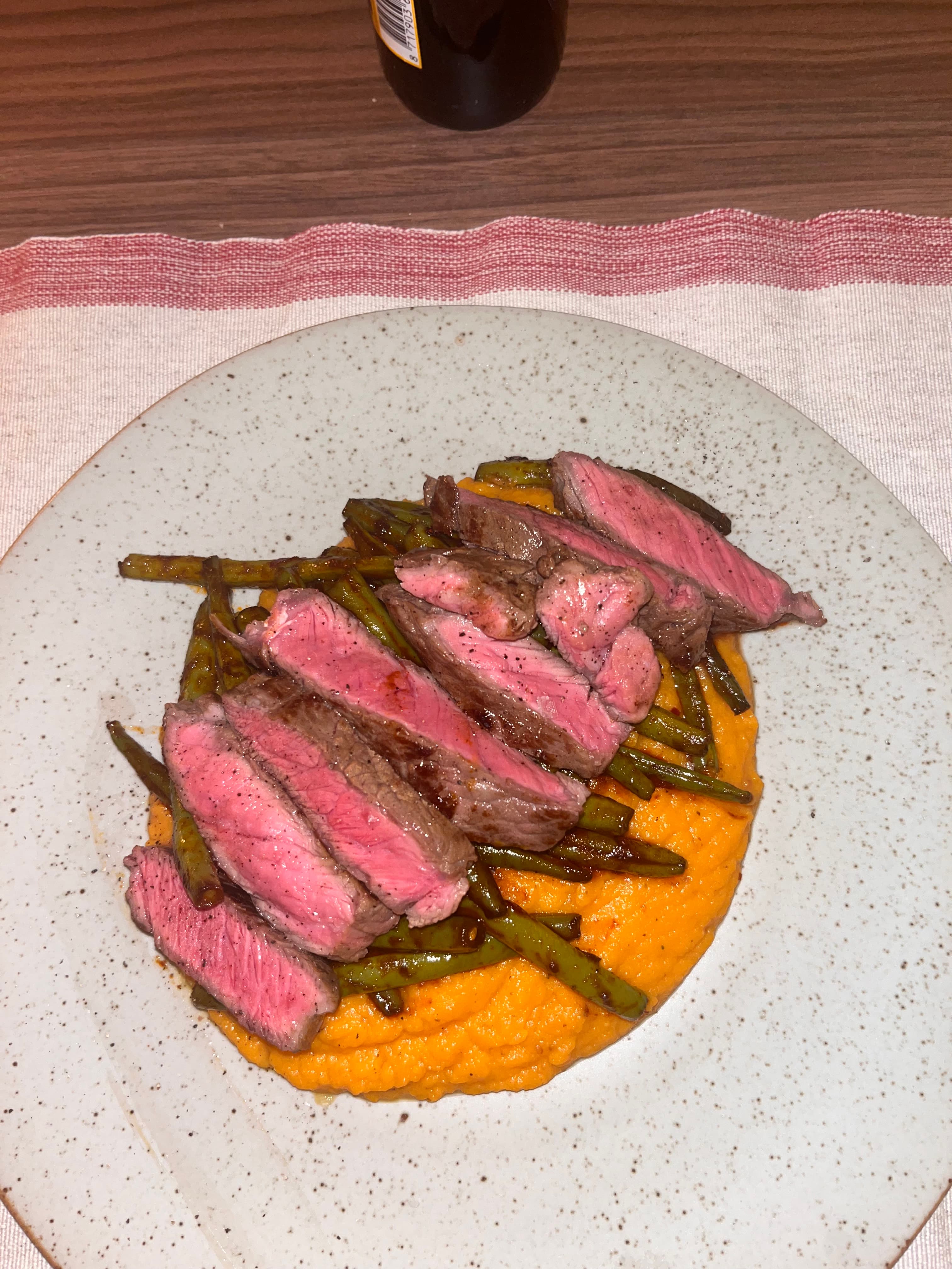 Zoete aardappelpuree met sperziebonen en kogelbiefstuk