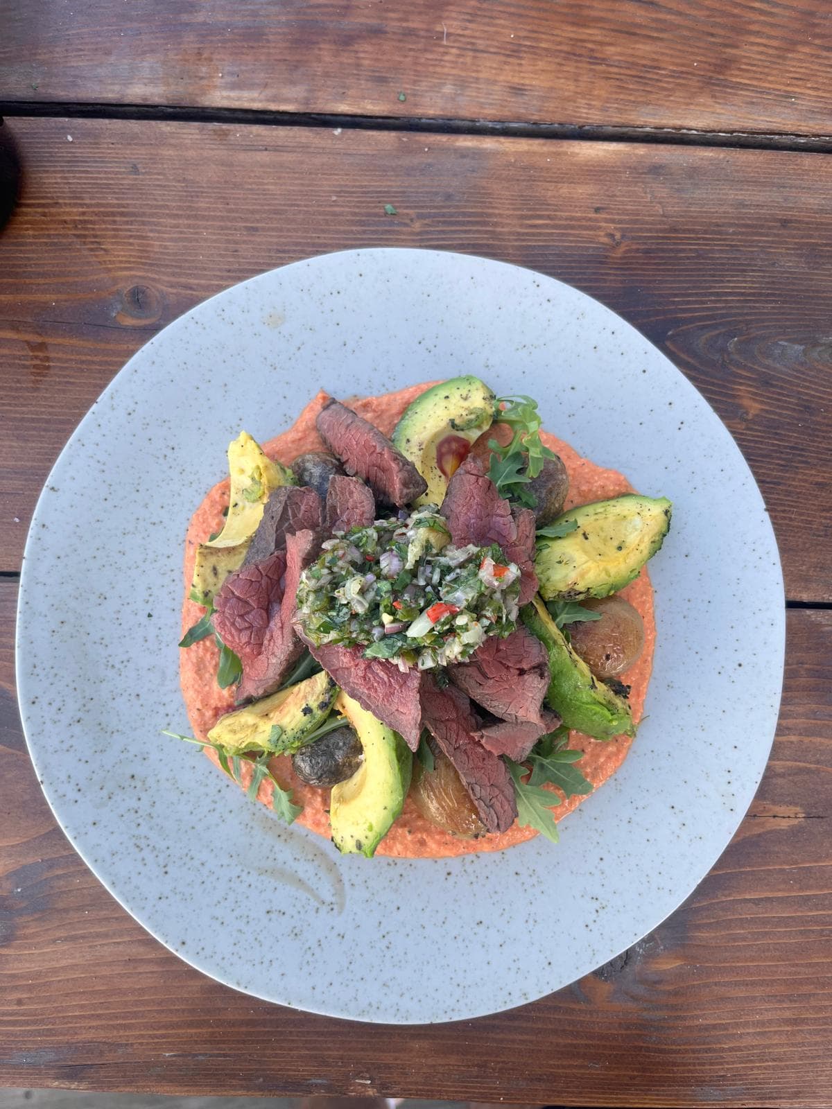 Hertenbiefstuk met Geroosterde Avocado, Krieltjes, Saus van Geroosterde Paprika en Chimichurri