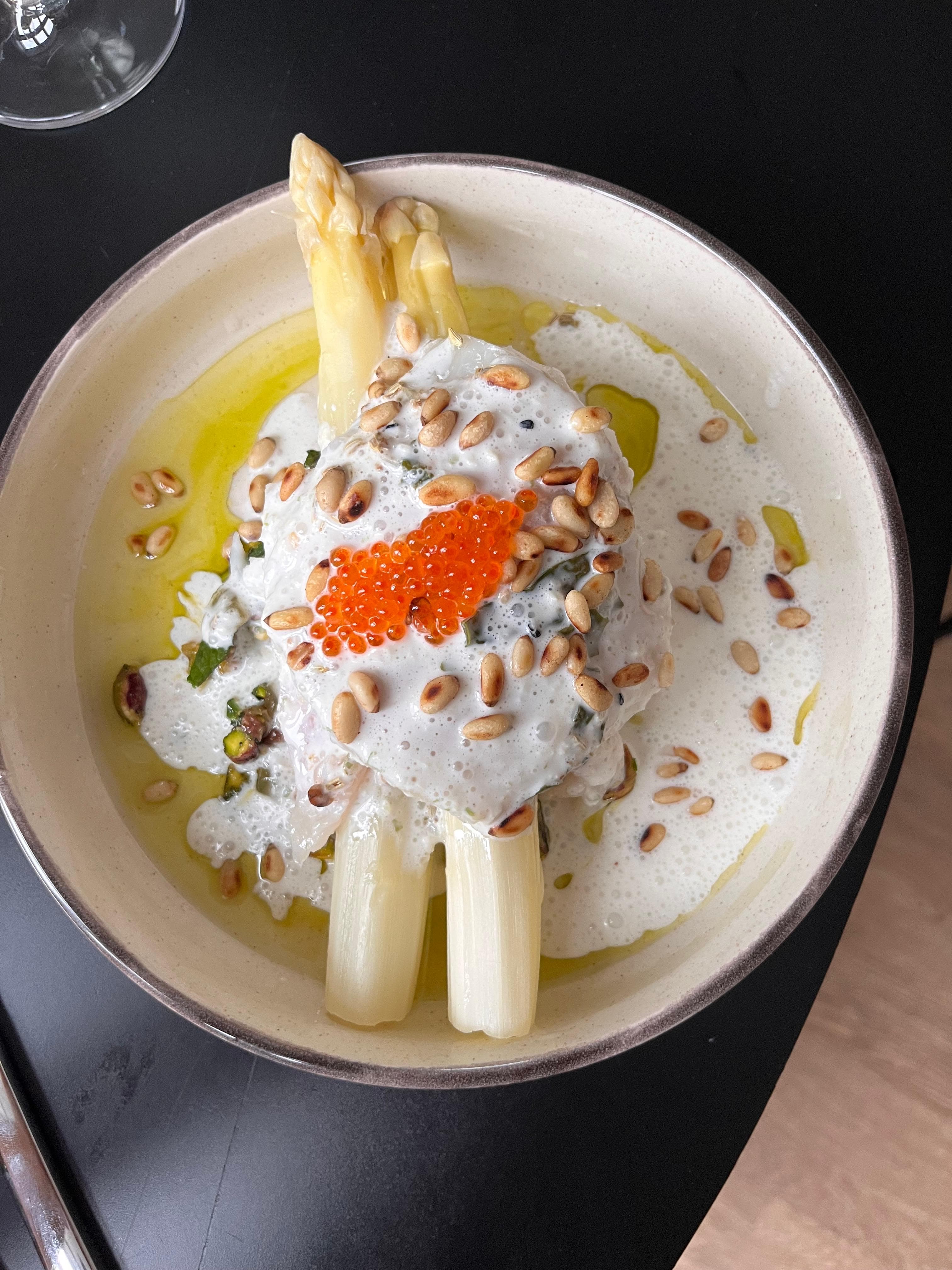 Witte Asperges, Kabeljauw, Pistache Salade en Kokosschuim
