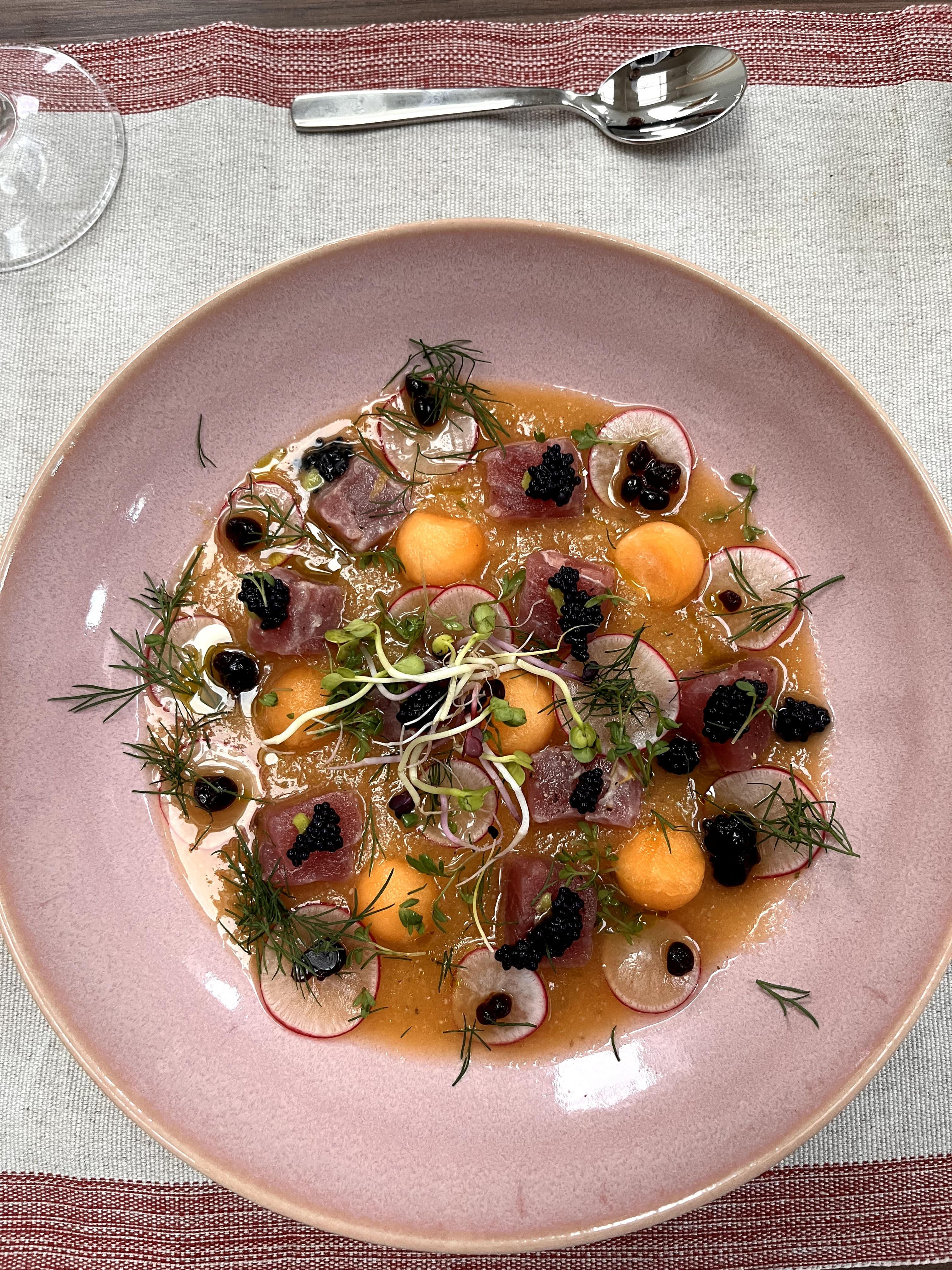 Cantaloupe Gazpacho met gemarineerde tonijnsteak en garnituren