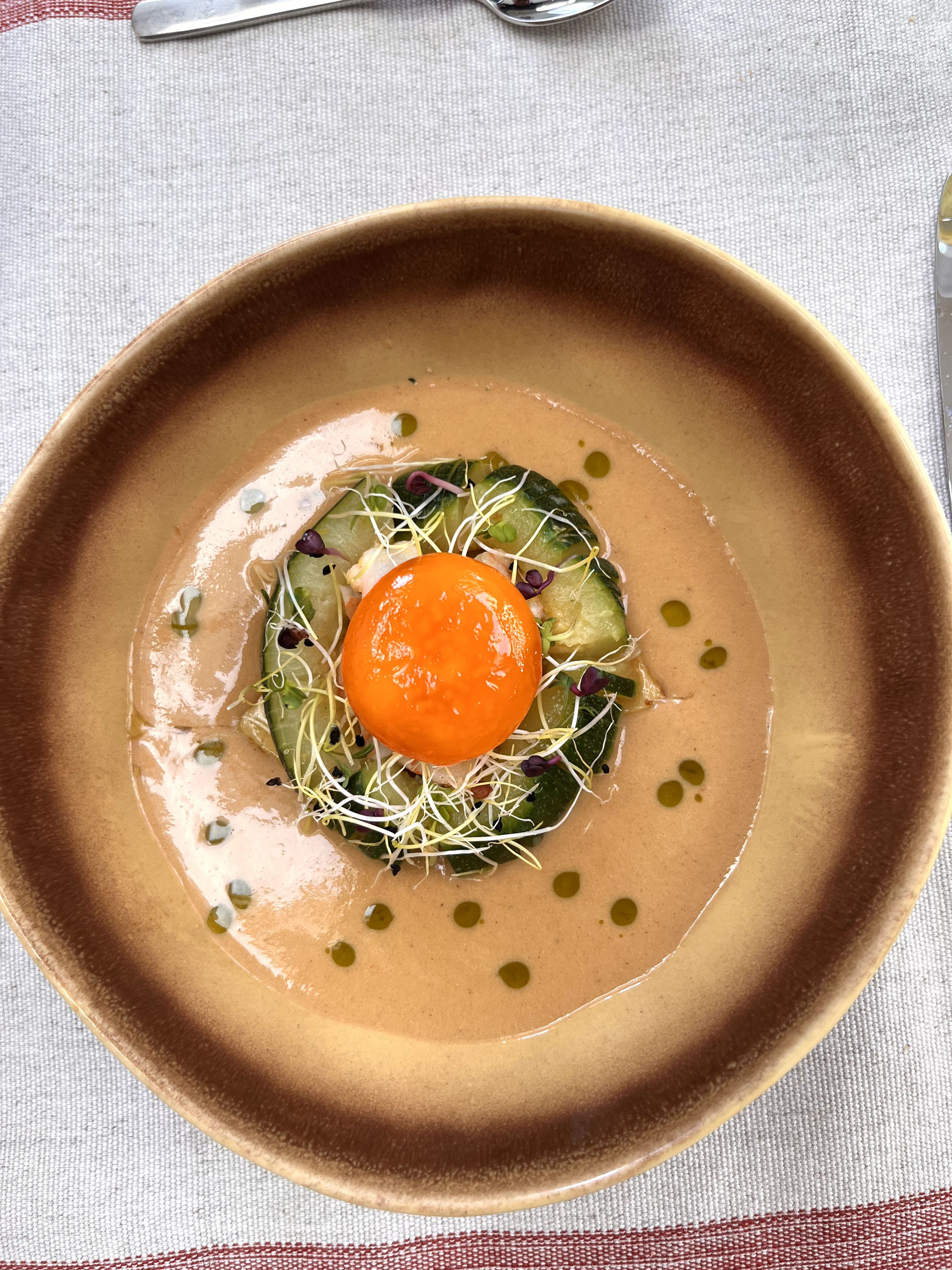 Bisque van steurgarnaal met ingelegd eigeel en courgette